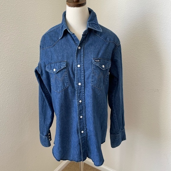 Wrangler Western Denim Shirt Men M/L 80's Pearl Snap button Long Tails 16.5 x 34 - Picture 1 of 15